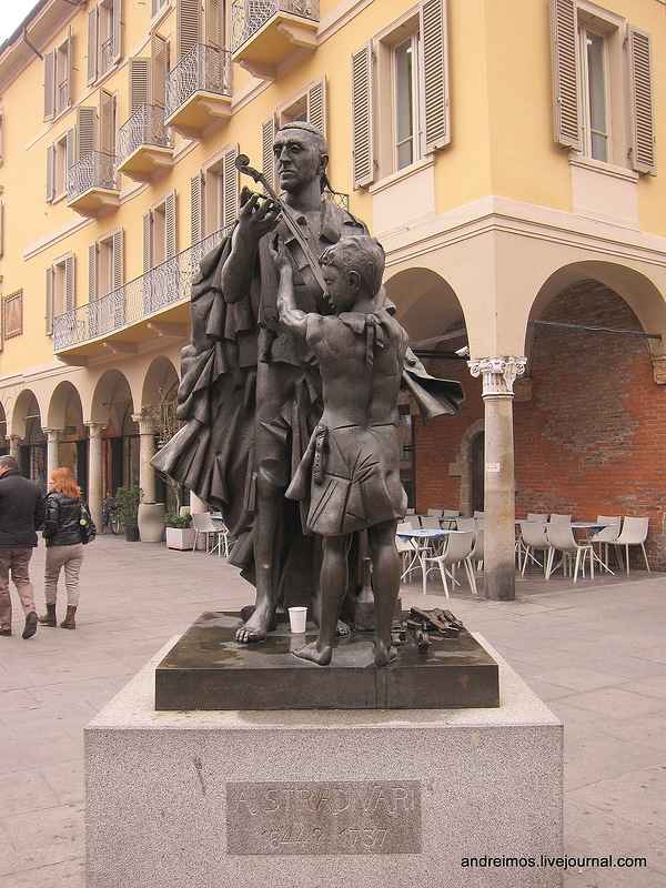 Est�tua de Antonio Stradivari em Cremona, It�lia