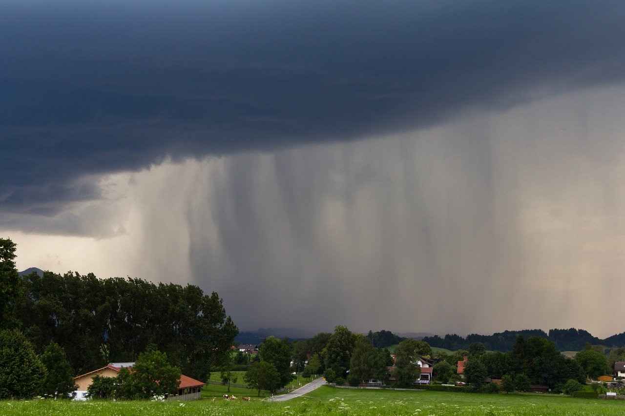 averses sous un nuage d'orage